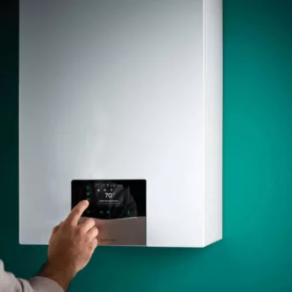 Vaillant ecoTEC Plus fali kondenzációs gázkazán fehér színben, fekete kezelőfelülettel, elölnézet