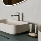 KLUDI X1 240 magasított krómozott mosdócsaptelep krém pultra szerelt mosdókagylón, fürdőszobában