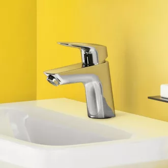 Hansgrohe Logis 70 króm egykaros mosdócsaptelep oldalnézetből, karos kezelőfogantyúval