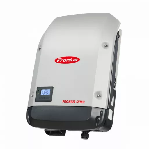Fronius Symo 5.0-3-M-L háromfázisú napelem inverter fehér házzal, LCD kijelzővel, ferde nézetből